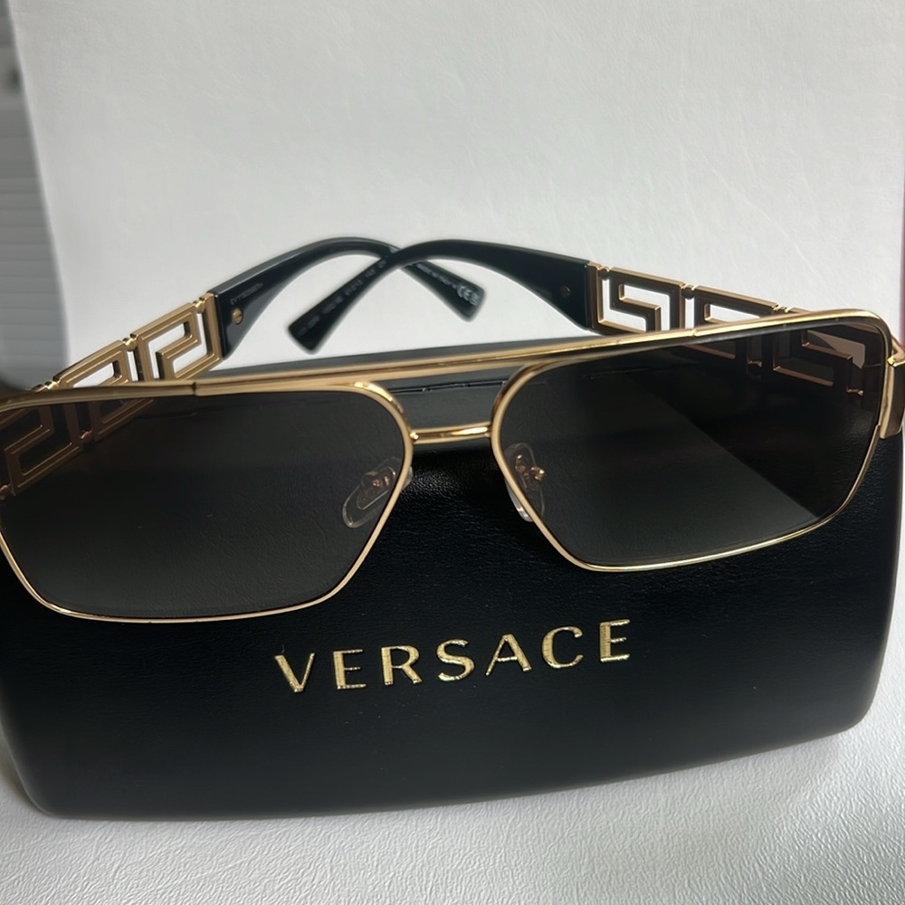 VERSACE Greca Navigator Sunglasses 😎 - Picture 7 of 9